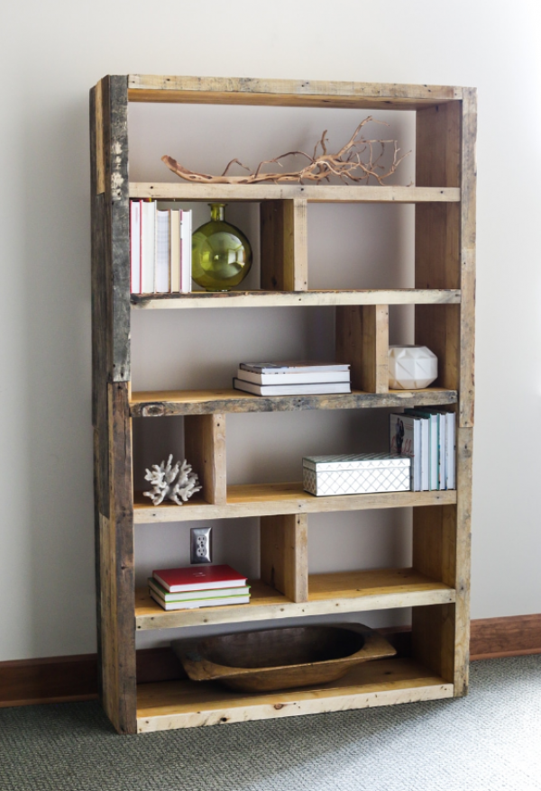 Rak buku dari palet kayu daur ulang